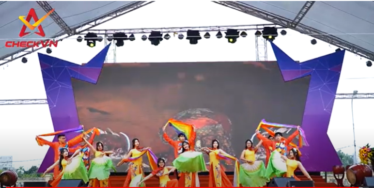 Tiết mục văn nghệ Múa Tự Tâm - Sóng đánh đò đưa, khai mạc sự kiện Ngày hội sản phẩm OCOP và sản phẩm truyền thống huyện Đông Anh năm 2022. Trình diễn nhóm múa lớp 10A3, trường PTTH Cổ Loa, Đông Anh, Hà Nội